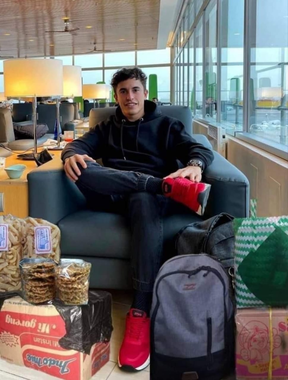 Wow! Pembalap MotoGP Mandalika Dapat Cendera Mata Bumbu Rendang dan Soto